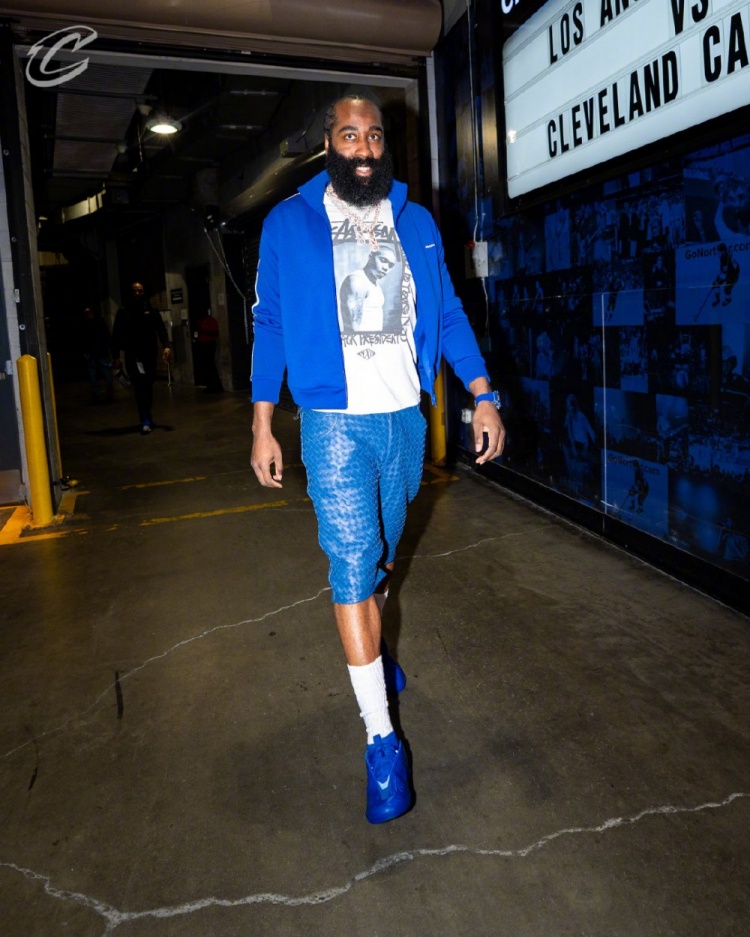 kaiyun-客战湖人！骑士入场穿搭：哈登蓝白配最亮眼 米切尔简约白配棕